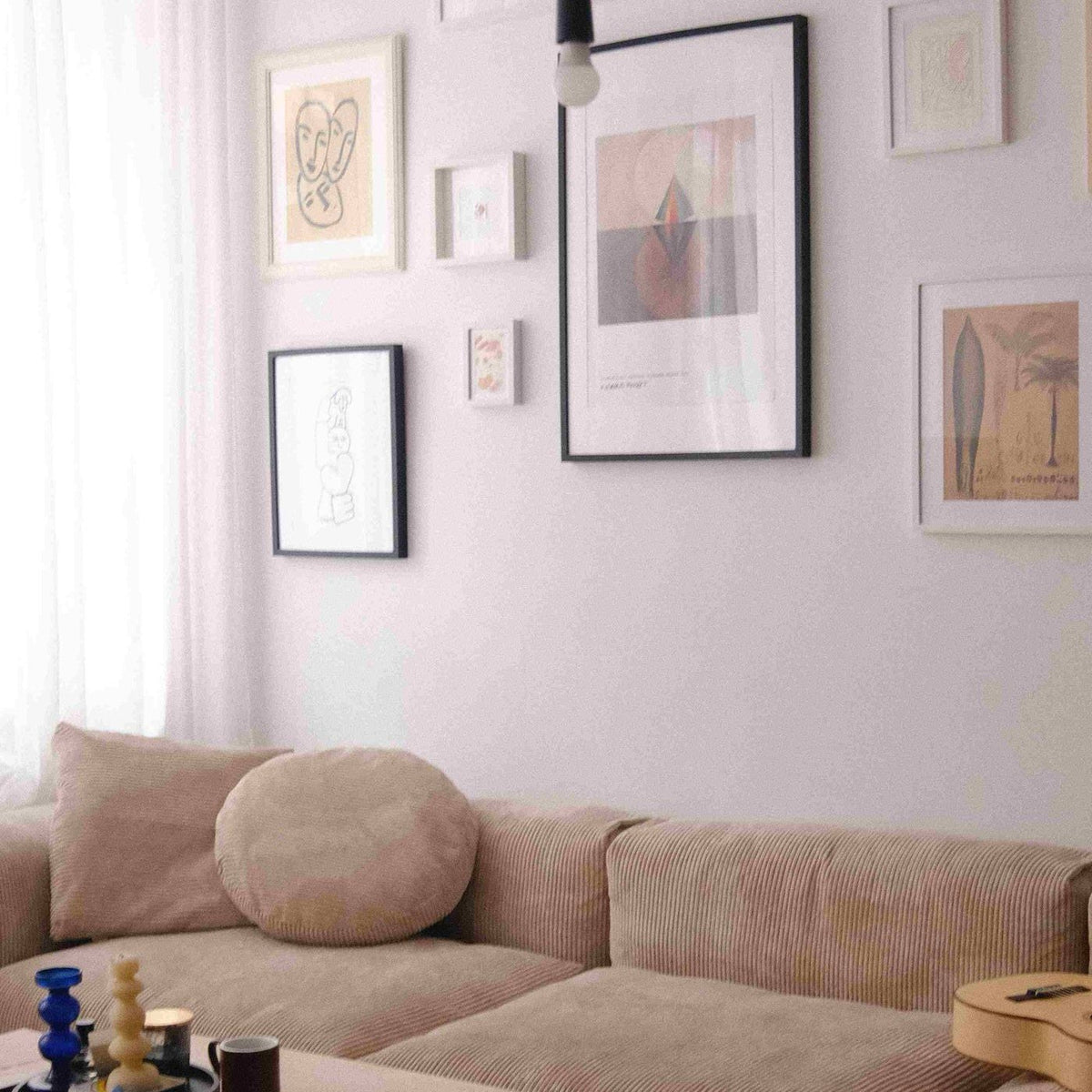 Canapé modulable Cloud en velours côtelé beige dans un salon lumineux