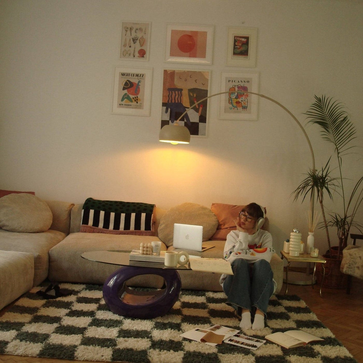 Canapé modulable Cloud en velours côtelé beige dans un salon, avec coussins