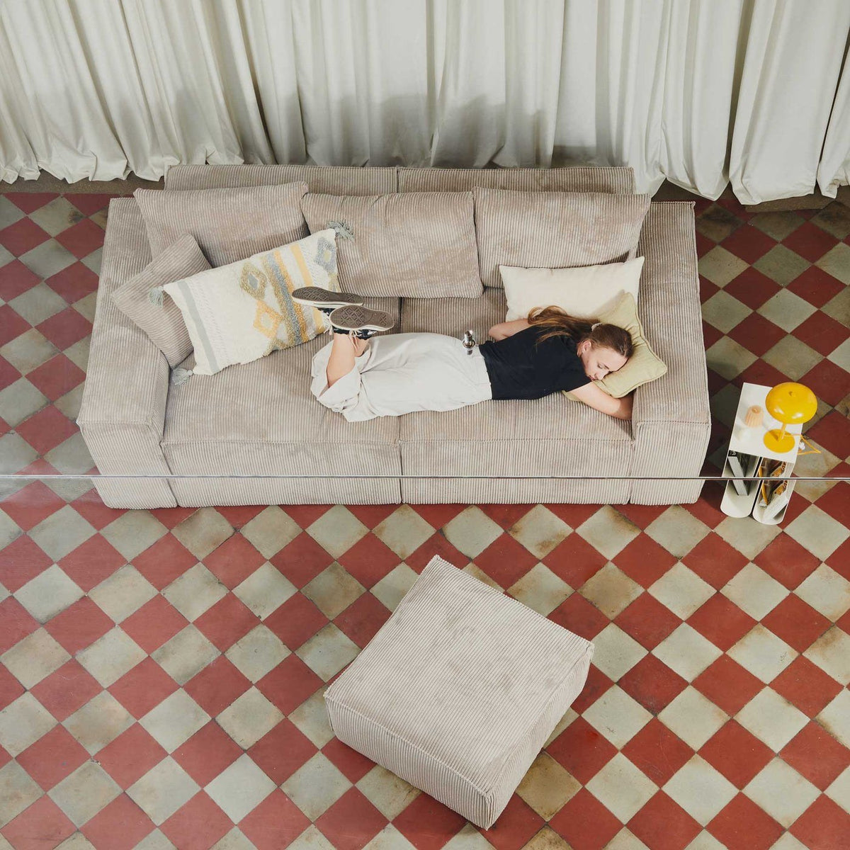 Canapé modulable Loft en situation, composition avec le pouf