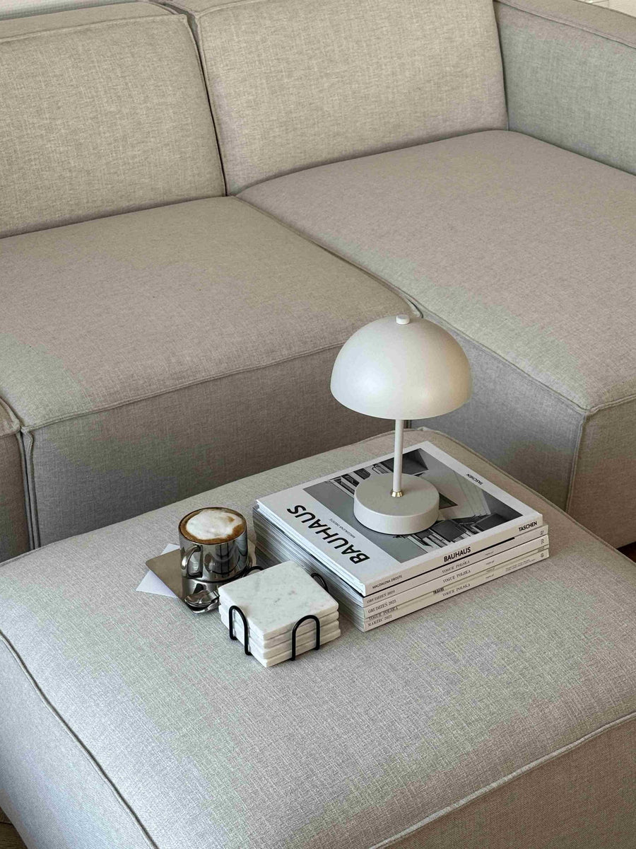 Pouf du canapé modulable Slay en tissu gris clair avec lampe champignon et livres