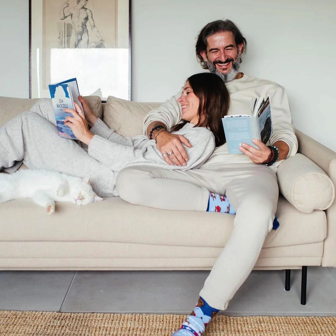 Couple détendu profitant du confort d’un canapé C’est Canapé dans un intérieur lumineux.