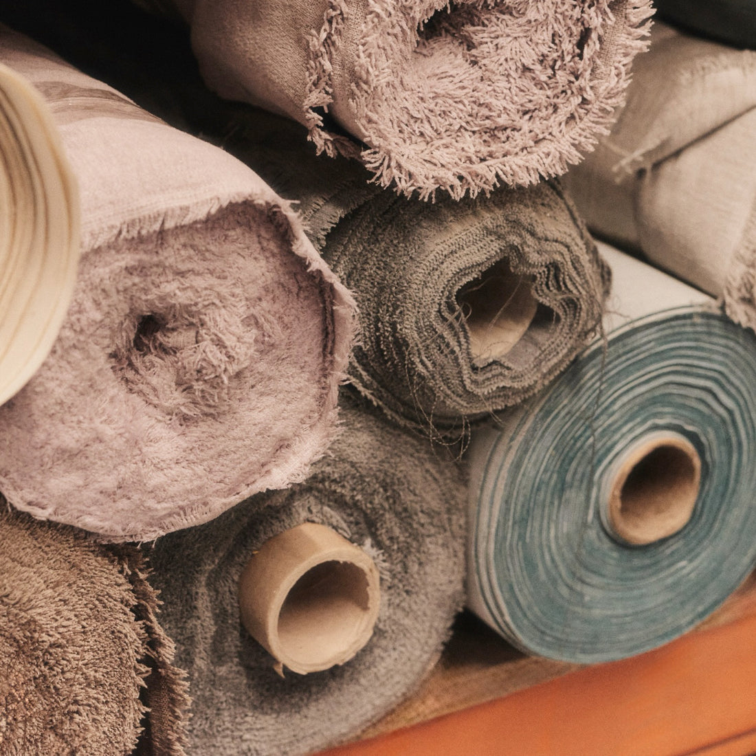 Rouleaux de tissus haut de gamme utilisés pour la fabrication des canapés C’est Canapé.